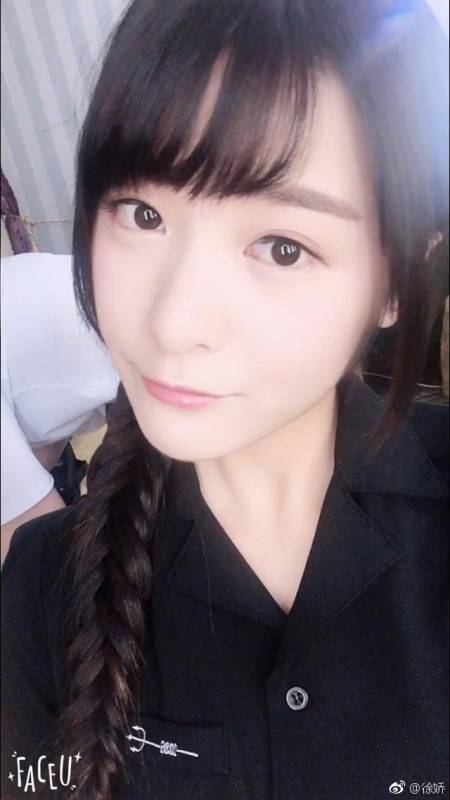 21歲徐嬌現身好友婚禮，遭眾賓客圍觀合影，網友：這幾年她究竟經歷了什麼？怎麼變成這樣啊？？