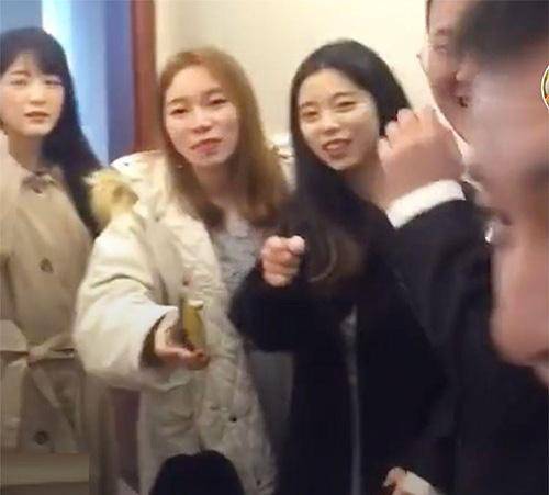 21歲徐嬌現身好友婚禮，遭眾賓客圍觀合影，網友：這幾年她究竟經歷了什麼？怎麼變成這樣啊？？