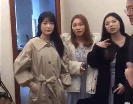 21歲徐嬌現身好友婚禮，遭眾賓客圍觀合影，網友：這幾年她究竟經歷了什麼？怎麼變成這樣啊？？