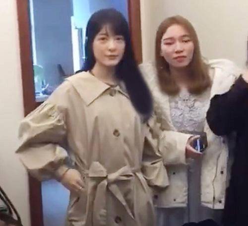 21歲徐嬌現身好友婚禮，遭眾賓客圍觀合影，網友：這幾年她究竟經歷了什麼？怎麼變成這樣啊？？