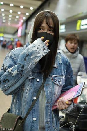 陳喬恩素顏被拍 「狂躲助理後面」，網友驚訝：不敢相信這是39歲的狀態