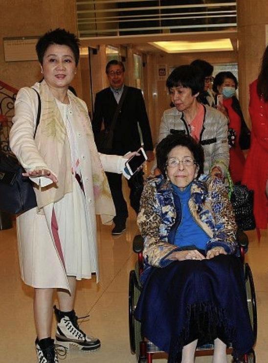 何鴻燊家族最年長成員何婉鴻99歲依舊硬朗，與汪明荃合照格外搶鏡！