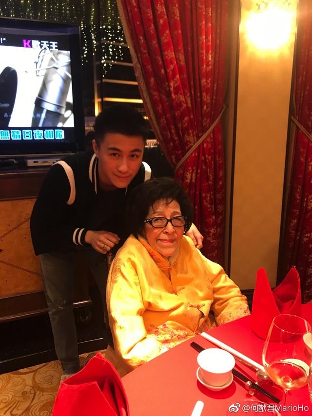 何鴻燊家族最年長成員何婉鴻99歲依舊硬朗，與汪明荃合照格外搶鏡！