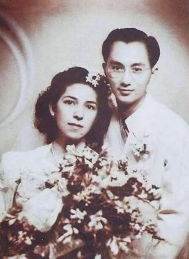 何鴻燊家族最年長成員何婉鴻99歲依舊硬朗，與汪明荃合照格外搶鏡！