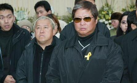 柯受良去世，家人沒錢辦葬禮，港臺200多名明星到場送別並捐款，沒想到張學友捐20萬，他卻只捐……令人唏噓！