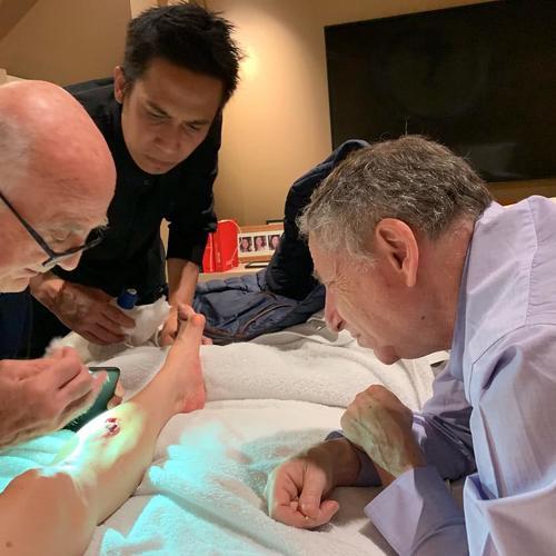 楊紫瓊腿部意外受傷縫10針，73歲未婚夫趴在床上一臉愁容！
