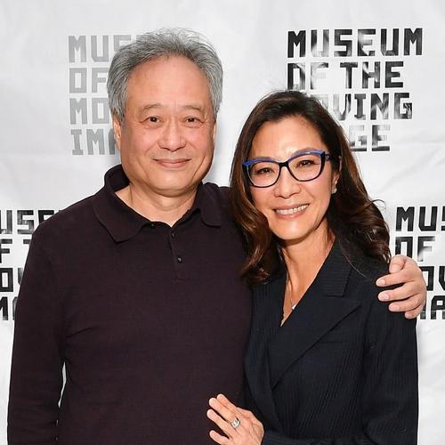 楊紫瓊腿部意外受傷縫10針，73歲未婚夫趴在床上一臉愁容！
