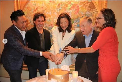 楊紫瓊腿部意外受傷縫10針，73歲未婚夫趴在床上一臉愁容！
