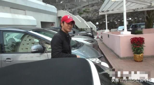 陳凱琳首曬鄭嘉穎抱兒子側面照，頭髮濃密鼻子高高，宣布寶寶出生：歡迎你來到這個世界！