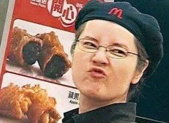 堂堂三級片最美脫星, 曾經因驚世美顏被包養, 如今竟淪落到去快餐店打工, 樣子還皺過啊嫲！