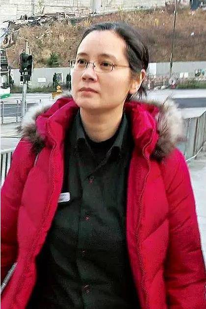 堂堂三級片最美脫星, 曾經因驚世美顏被包養, 如今竟淪落到去快餐店打工, 樣子還皺過啊嫲！