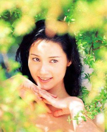堂堂三級片最美脫星, 曾經因驚世美顏被包養, 如今竟淪落到去快餐店打工, 樣子還皺過啊嫲！