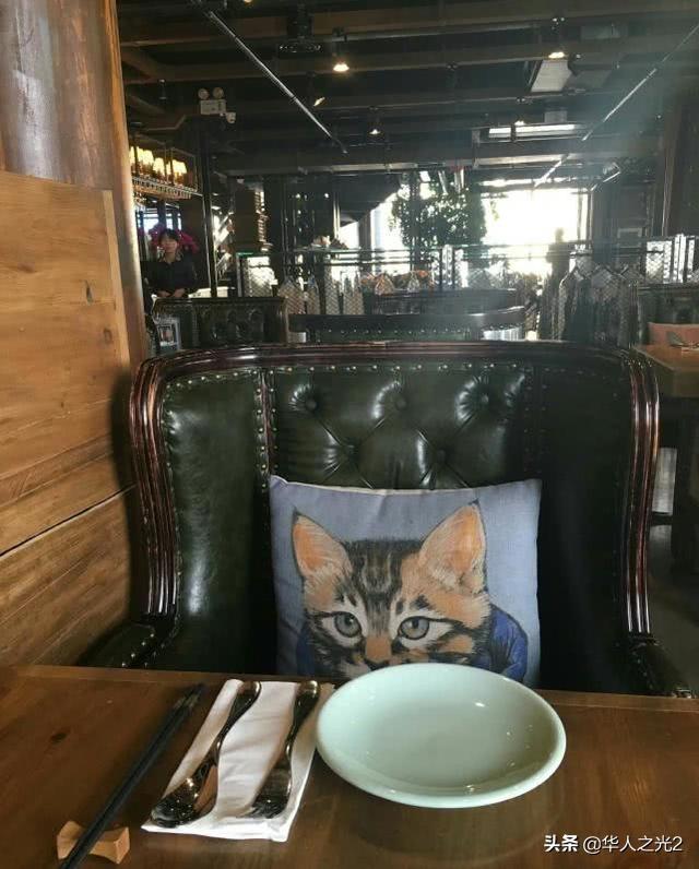 成龍在北京開的餐廳，看到菜單價格，網友：大哥人品真好！