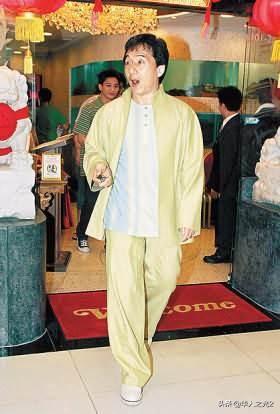 成龍在北京開的餐廳，看到菜單價格，網友：大哥人品真好！