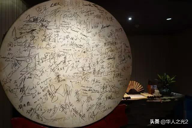 成龍在北京開的餐廳，看到菜單價格，網友：大哥人品真好！