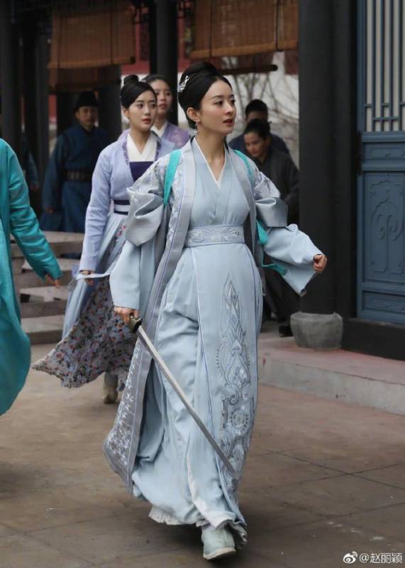 趙麗穎挺現身拍戲現場，肚子大肚遮不住，網友：肚這麼大了還出來演戲，真拼