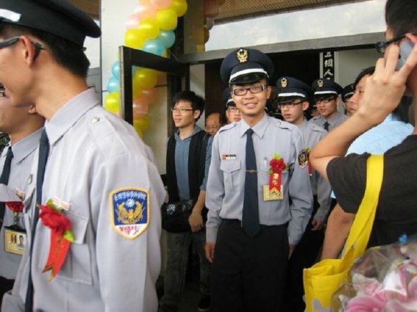 13年前幫助警員度過人生困難！13年後黑人陳建州驚喜收到「員警兒子喜訊」一封信讓大家哭了！