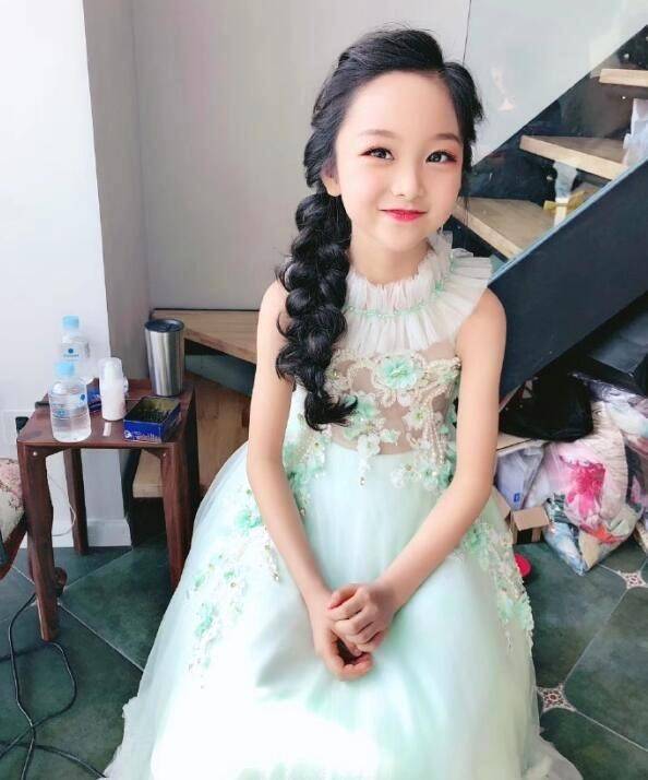 范冰冰9歲堂妹曝光！絕美五官…網大讚：范家的基因也太神