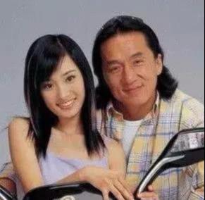 我們都被楊冪騙了！她能大紅大紫全靠這個男人，這張合照出賣了她！