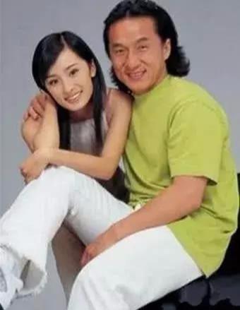 我們都被楊冪騙了！她能大紅大紫全靠這個男人，這張合照出賣了她！