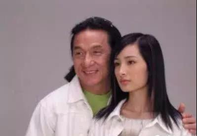 我們都被楊冪騙了！她能大紅大紫全靠這個男人，這張合照出賣了她！