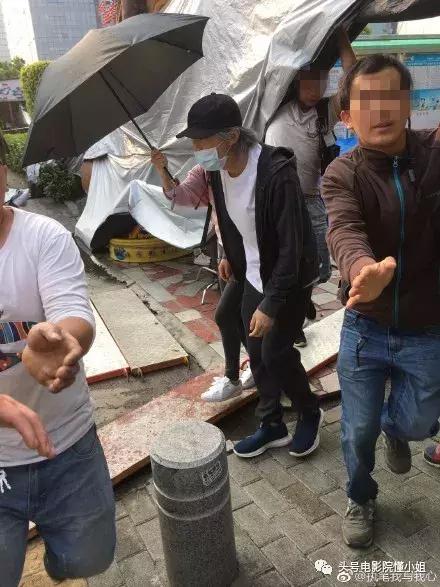 周星馳深圳拍《美人魚2》坐70萬房車 遊樂園取景拉警戒線防曝光