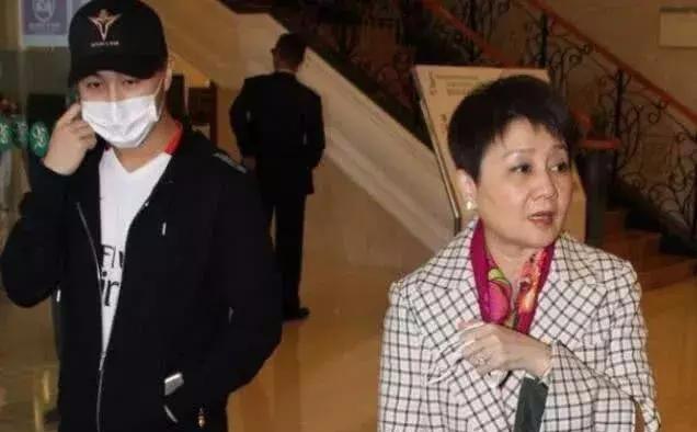 知情人發文稱，為了給賭王沖喜，奚夢瑤何猷君將在近期宣布訂婚！