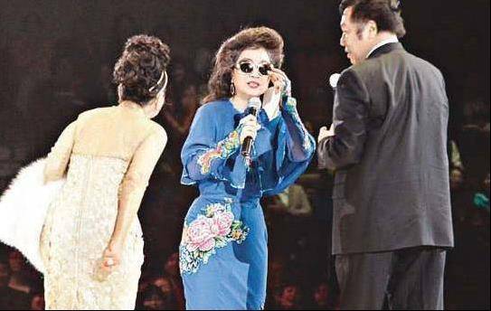 不願放棄本國國籍被丈夫拋棄，如今69歲孤身一人，周潤發：我養你一輩子！