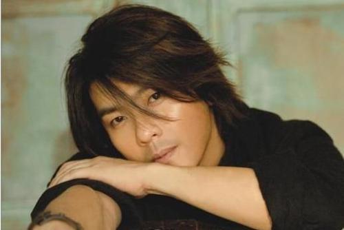 還記得阿杜嗎？他15歲逃學在工地做7年，一夕爆紅後卻再也沒回來！如今的他竟！