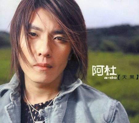 還記得阿杜嗎？他15歲逃學在工地做7年，一夕爆紅後卻再也沒回來！如今的他竟！