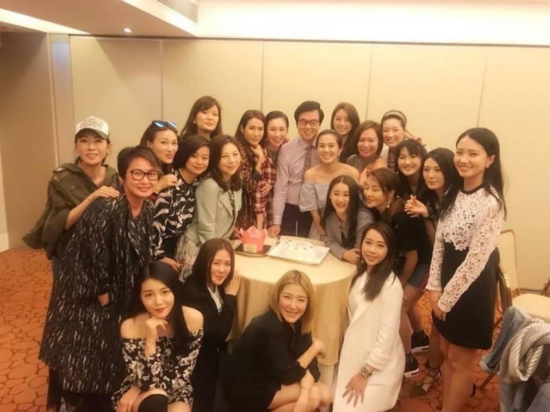 開心鬼黃百鳴71歲生日趴！合作過的「21位正妹」全到！網友驚呼：根本就40幾歲而已！