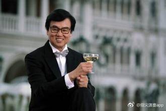 開心鬼黃百鳴71歲生日趴！合作過的「21位正妹」全到！網友驚呼：根本就40幾歲而已！