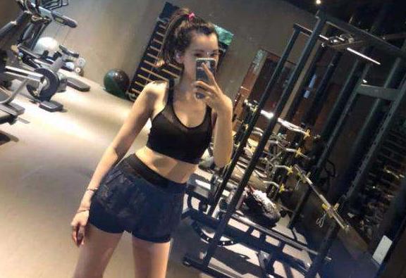 林志穎和妻子共度情人節，陳若儀海邊大秀美腿被贊「神仙身材」！