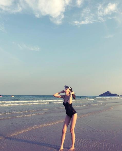 林志穎和妻子共度情人節，陳若儀海邊大秀美腿被贊「神仙身材」！