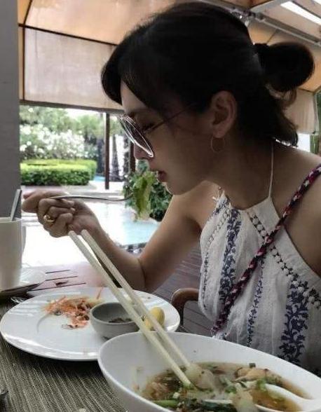 林志穎和妻子共度情人節，陳若儀海邊大秀美腿被贊「神仙身材」！