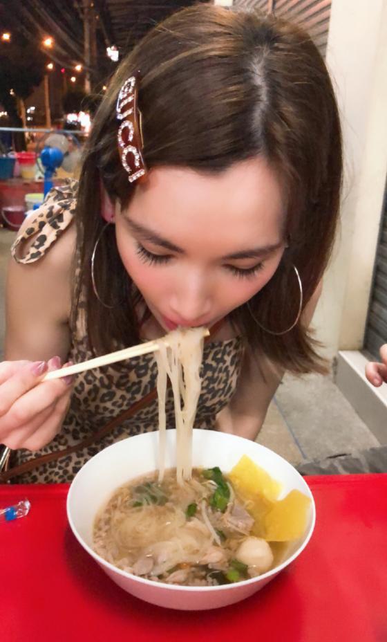 林志穎和妻子共度情人節，陳若儀海邊大秀美腿被贊「神仙身材」！