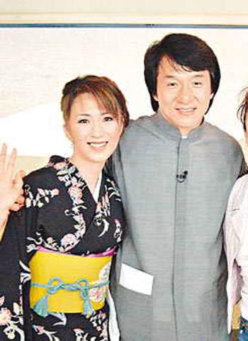 成龍的雙手抱遍了國內外女星，讓女星膽戰心驚，只有她讓成龍尷尬 