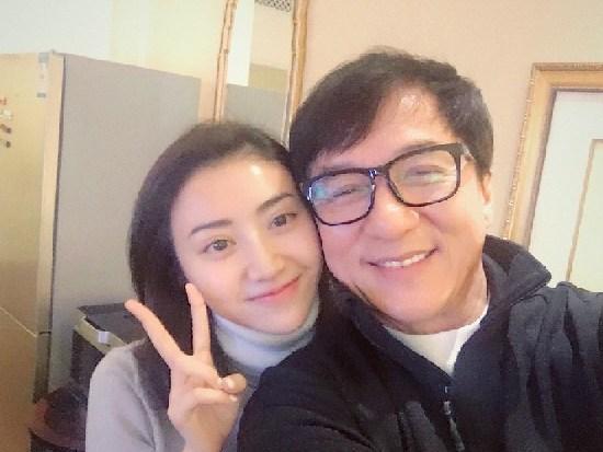 成龍的雙手抱遍了國內外女星，讓女星膽戰心驚，只有她讓成龍尷尬 