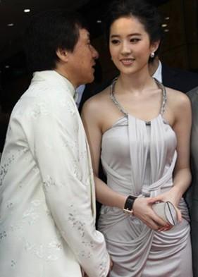 成龍的雙手抱遍了國內外女星，讓女星膽戰心驚，只有她讓成龍尷尬 