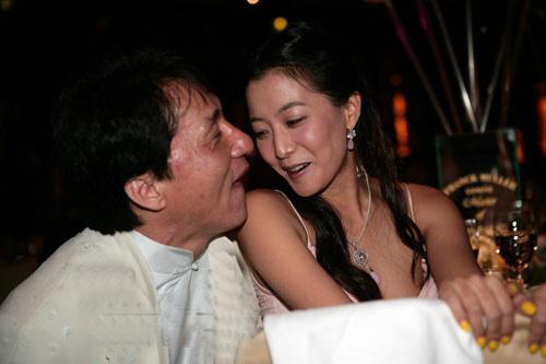 成龍的雙手抱遍了國內外女星，讓女星膽戰心驚，只有她讓成龍尷尬 