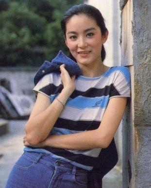 成龍的雙手抱遍了國內外女星，讓女星膽戰心驚，只有她讓成龍尷尬 