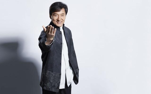 成龍的雙手抱遍了國內外女星，讓女星膽戰心驚，只有她讓成龍尷尬 