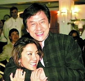 成龍的雙手抱遍了國內外女星，讓女星膽戰心驚，只有她讓成龍尷尬 
