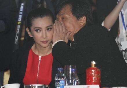 成龍的雙手抱遍了國內外女星，讓女星膽戰心驚，只有她讓成龍尷尬 