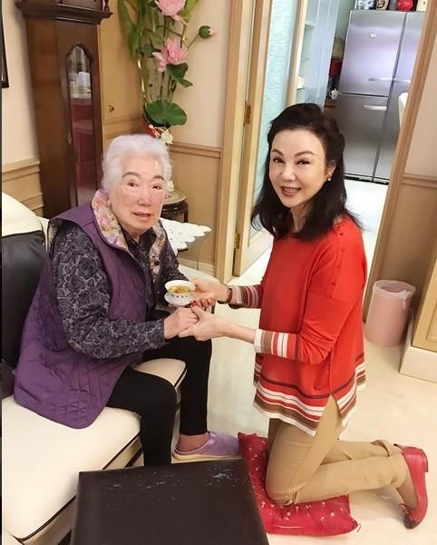 8歲出道獲金馬獎！嫁百億豪門生5娃，慘遭拋棄卻盡孝公婆22年！如今卻是人生大贏家！