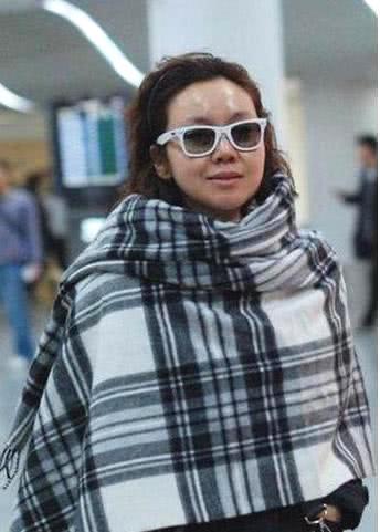 別被精修圖騙了,這才是女明星真實的機場照,粉絲看後都快脫粉了！