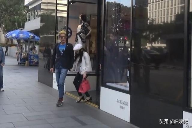 方媛逛名店險跌倒幸好老公牽著，店員第一反應比郭富城還緊張！