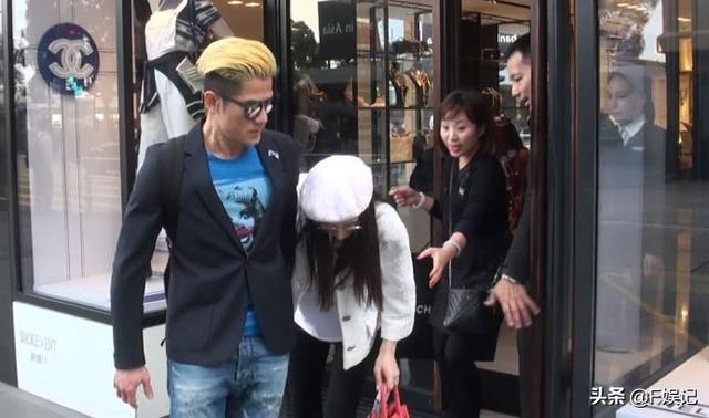方媛逛名店險跌倒幸好老公牽著，店員第一反應比郭富城還緊張！