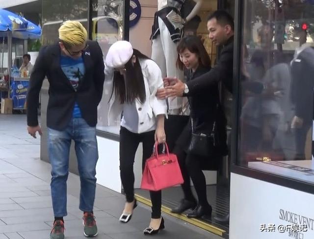 方媛逛名店險跌倒幸好老公牽著，店員第一反應比郭富城還緊張！