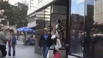 方媛逛名店險跌倒幸好老公牽著，店員第一反應比郭富城還緊張！